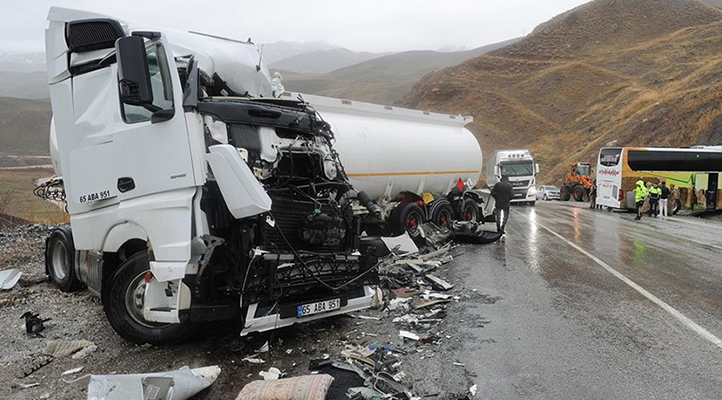 Hakkari’de otobüs ile yakıt tankerinin çarpıştığı kazada 8 kişi yaralandı