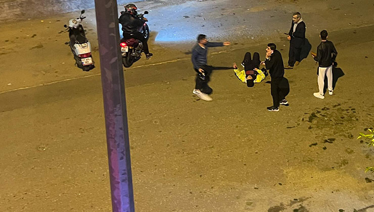 İşe gitmek için babasıyla servis bekleyen genç kadın dehşeti yaşadı