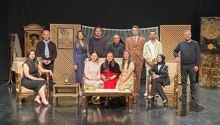 “İşler Karıştı” adlı komedi oyunu beğeni topladı