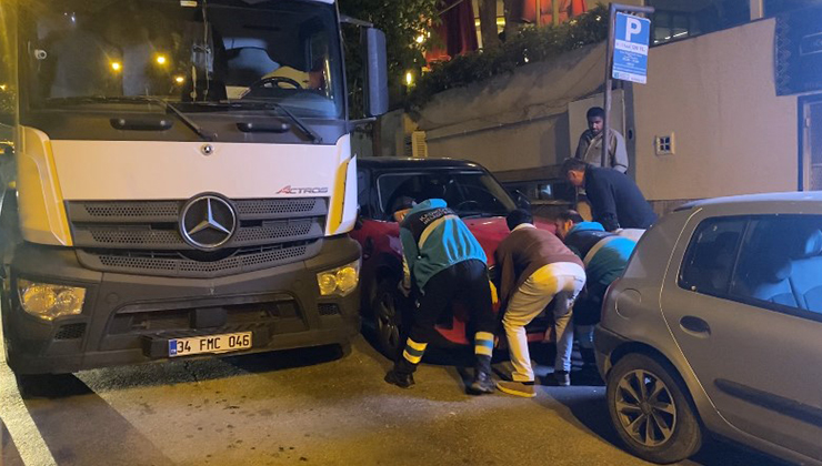 Kadıköy’de hatalı park krizi: Vatandaşlar aracı elleriyle taşıdı
