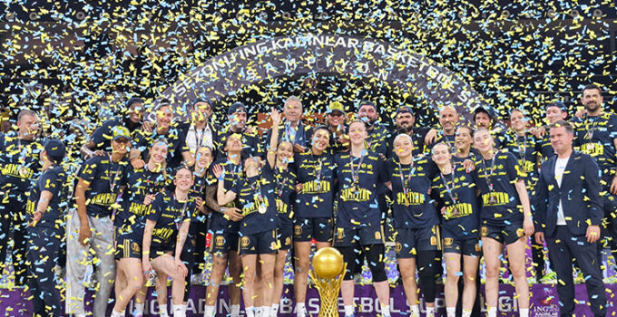 Kadınlar Basketbol Süper Ligi Şampiyonu Fenerbahçe, kupasını aldı