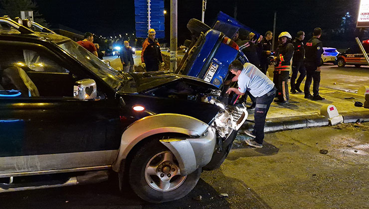 Karaman’da kamyonetle otomobil çarpıştı, araçlarda sıkışanları itfaiye kurtardı: 3 yaralı