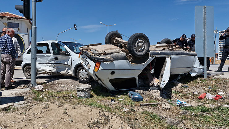 Karaman’da çarpışan otomobillerden birisi ters döndü: 2 yaralı