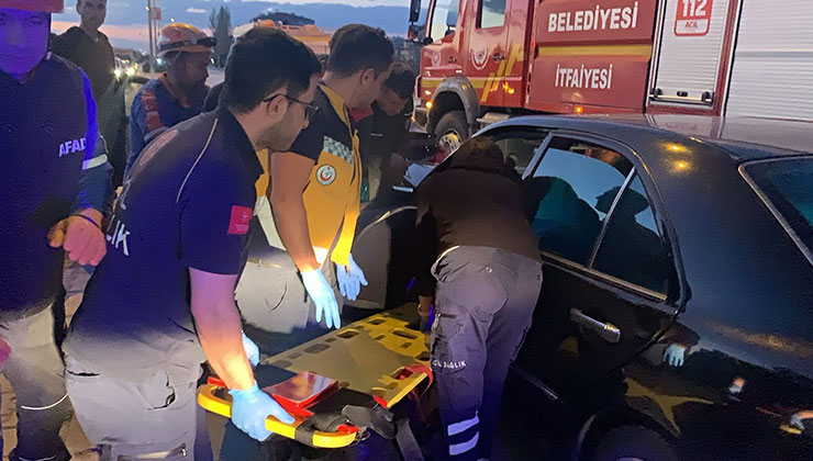 Karaman’da kazada yaralanan baba, ağlayan oğlunun elini tutarak sakinleştirdi