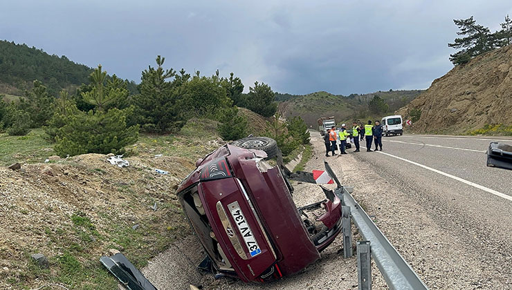 Kastamonu’da virajı alamayan otomobil şarampole devrildi: 3 yaralı