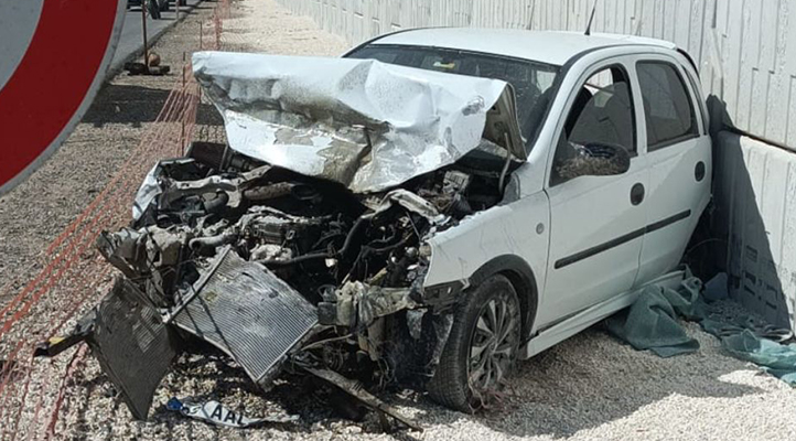 Kazada savrulan kamyonet, istinat duvarına çarptı; 1 ölü, 3 yaralı