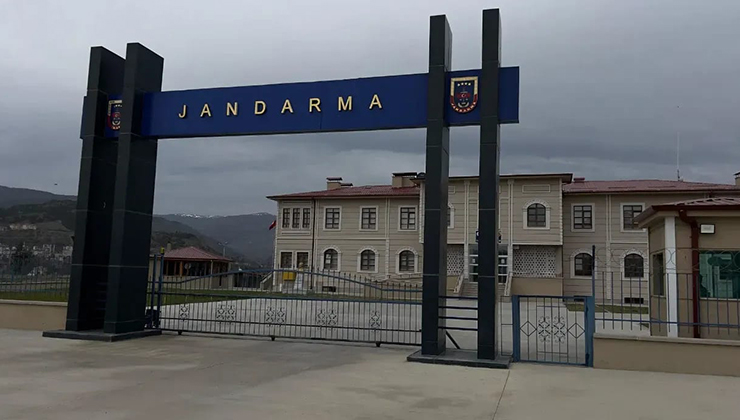 Kendilerini jandarma personeli olarak tanıtan 3 dolandırıcıyı, jandarma yakaladı