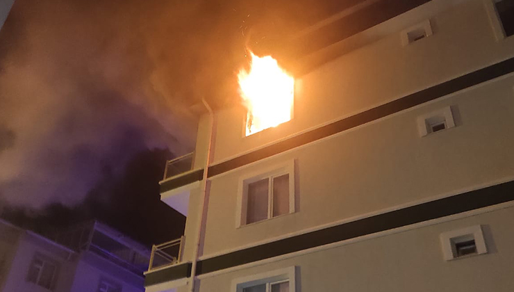 Kırşehir’de 4 katlı binada çıkan yangında 3 kişi dumandan etkilendi