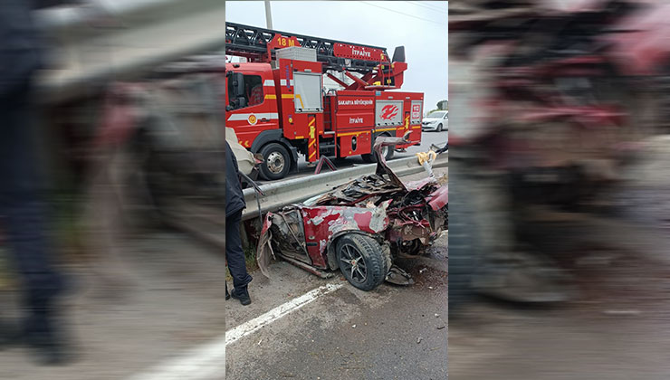 Kontrolden çıkan otomobil bariyerlere saplandı: 2 ağır yaralı