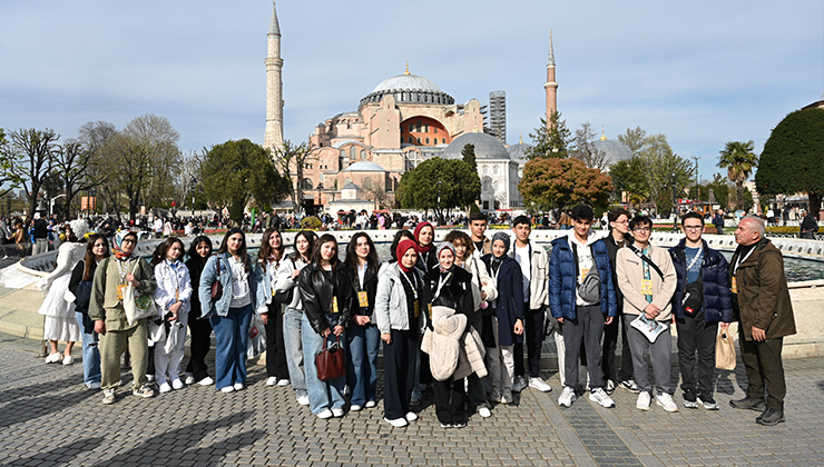 Konya Büyükşehir Belediyesi, lise öğrenclerini YHT ile İstanbul’a götürüyor