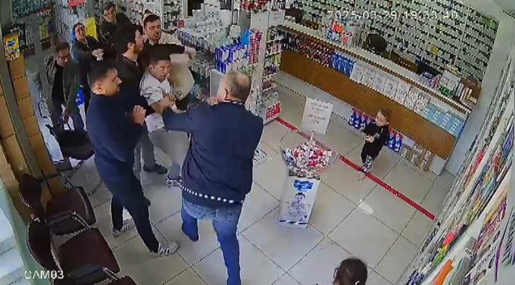 Konya’da boks ringine dönen eczanedeki kavga anı kamerada