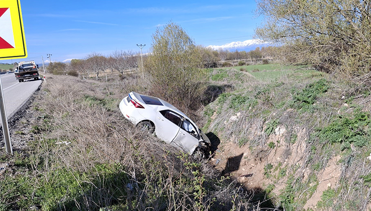 Konya’da otomobil dere yatağına uçtu: 2 yaralı