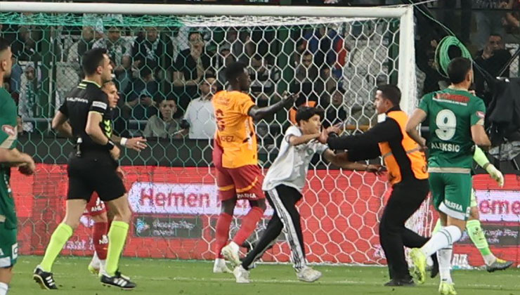 Konyaspor – Galatasaray maçında sahaya taraftar girdi