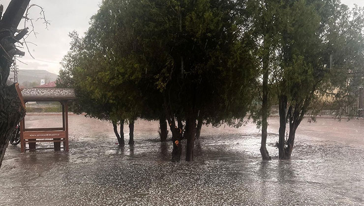 Kulu’da şiddetli dolu ve yağmur yağışı