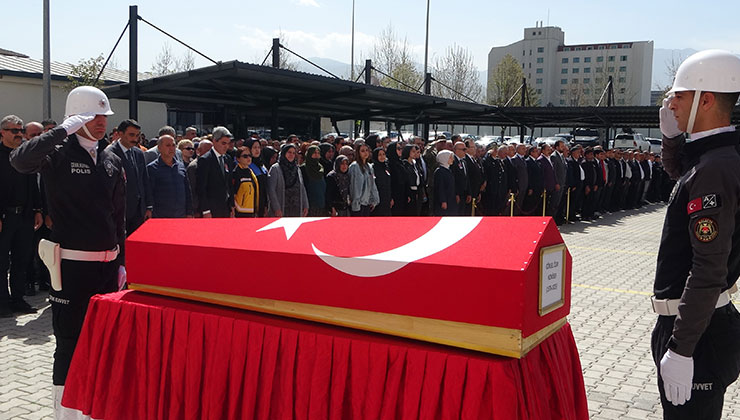 Malatya’da kalp krizi geçiren komiserin naaşı törenle memleketine uğurlandı