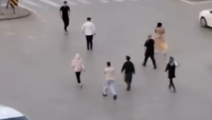 Mendilciler ile sürücü akan trafikte kavga etti
