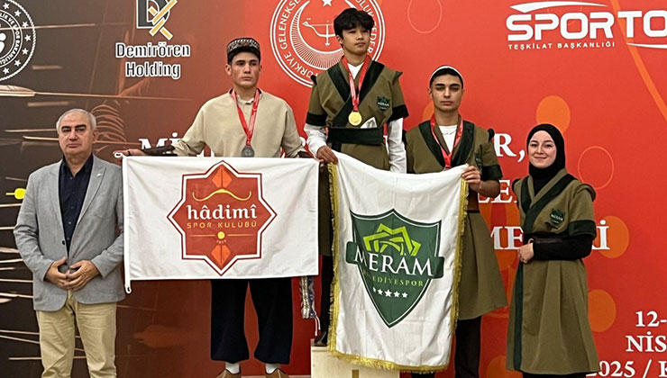 Meramlı okçulardan hedefe tam isabet