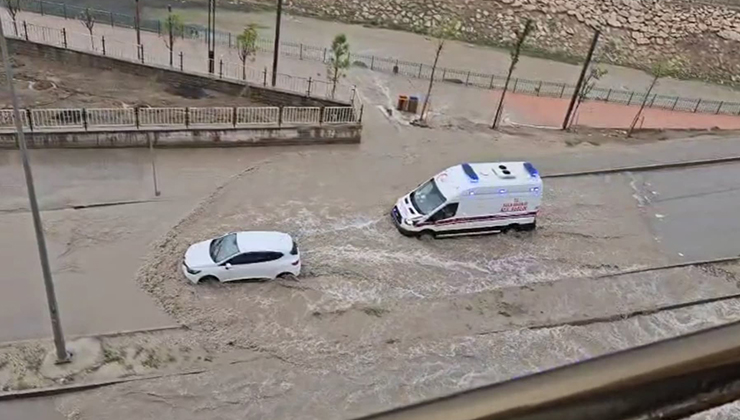 Nusaybin’de sağanak; cadde ve sokaklar göle döndü