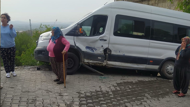 Osmaniye’de öğrenci servisi ile otomobil çarpıştı; 9’u öğrenci 11 yaralı