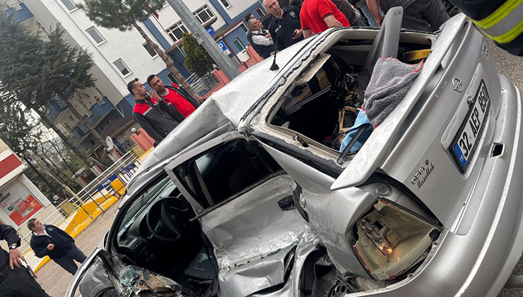Otomobil, durakta yolcu alan otobüse arkadan çarptı: 1 ölü, 3 yaralı