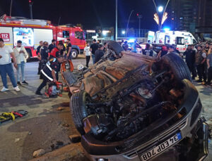 Otomobil, park halindeki 3 araca çarpıp devrildi: 2 ölü, 1 yaralı