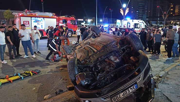 Otomobil, park halindeki 3 araca çarpıp devrildi: 2 ölü, 1 yaralı