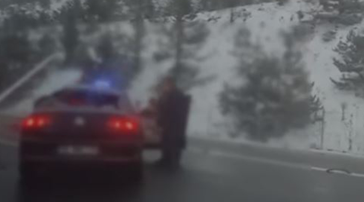 Otomobil tankere çarptı; 1’i polis, 2 kişi hayatını kaybetti