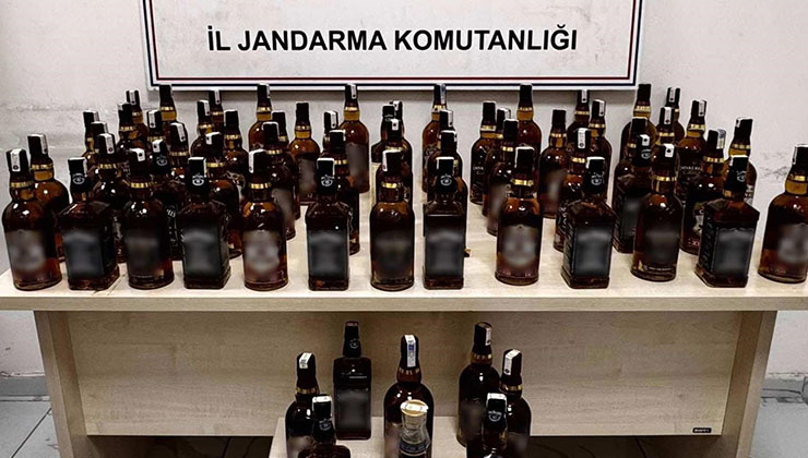Otomobilden şişe şişe kaçak içki çıktı