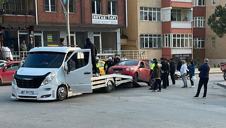 Otomobille çarpışan motosiklet sürücüsü yaralandı
