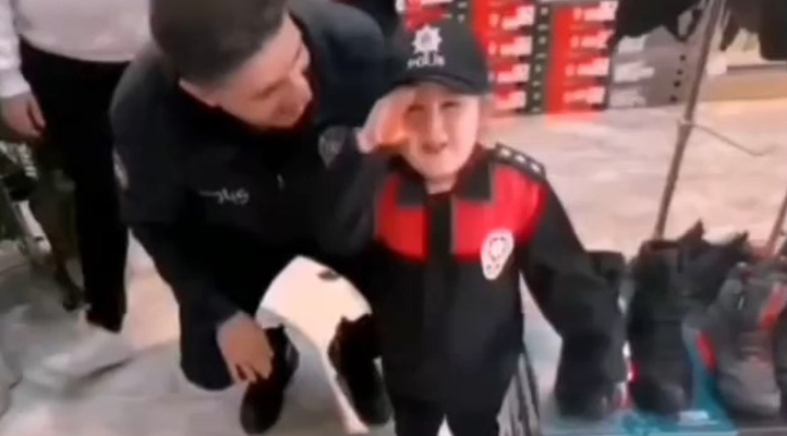 Polis ekiplerinden Deniz’e doğum günü sürprizi