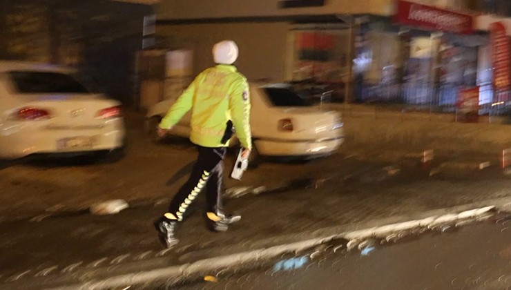 Polis, uygulama noktasını görünce geri geri kaçan aracı koşarak böyle yakaladı