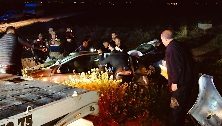 Şanlıurfa’da iki otomobil kafa kafaya çarpıştı: 1 ölü, 7 yaralı