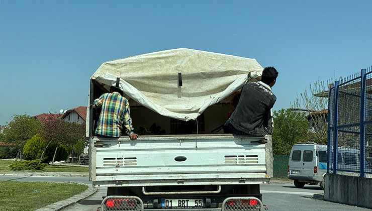 Şehrin göbeğinde kamyonet kasasında çocukların tehlikeli yolculuğu