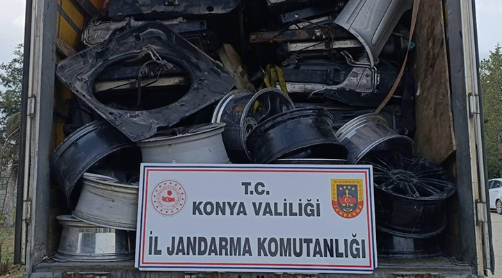 Takip sistemi kapatılan yabancı tırdan gümrük kaçağı malzeme yakalandı