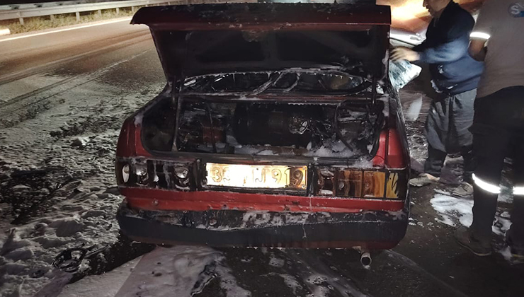 Tarsus’ta seyir halinde alev alan otomobil kullanılamaz hale geldi