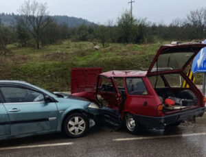 Tavşanlı’da iki otomobil çarpıştı: 1 ölü, 1 yaralı