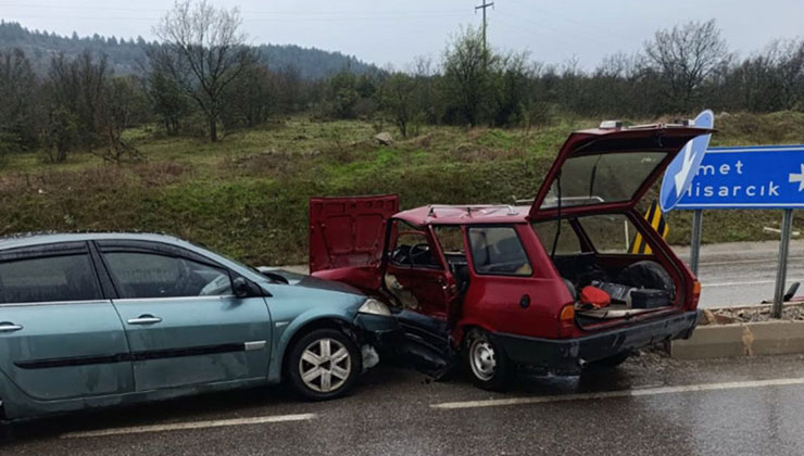 Tavşanlı’da iki otomobil çarpıştı: 1 ölü, 1 yaralı
