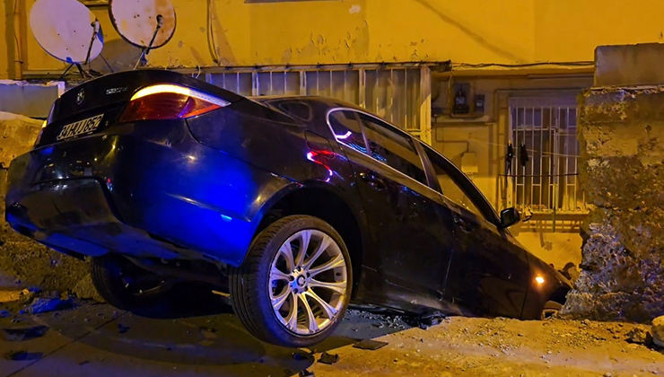 Üsküdar’da kaza yapan sürücü, otomobilini bırakıp kaçtı