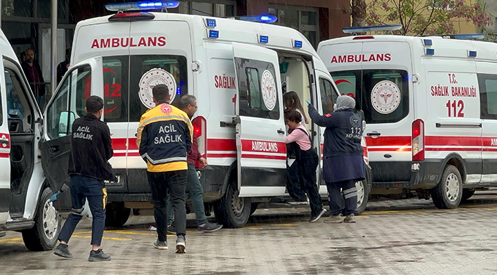 Yedikleri şekerden zehirlenen 15 öğrenci hastaneye kaldırıldı