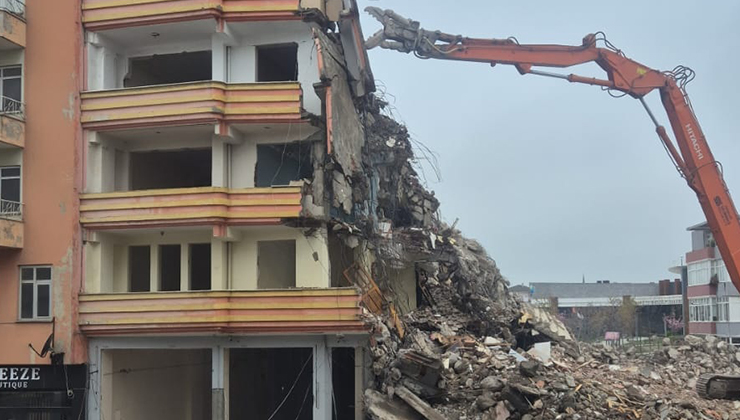 Yıkım sırasında 6 katlı bina, iş makinesinin üzerine devrildi
