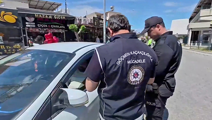 Yurt genelindeki denetimlerde 29 göçmen kaçakçısı ile 723 düzensiz göçmen yakalandı