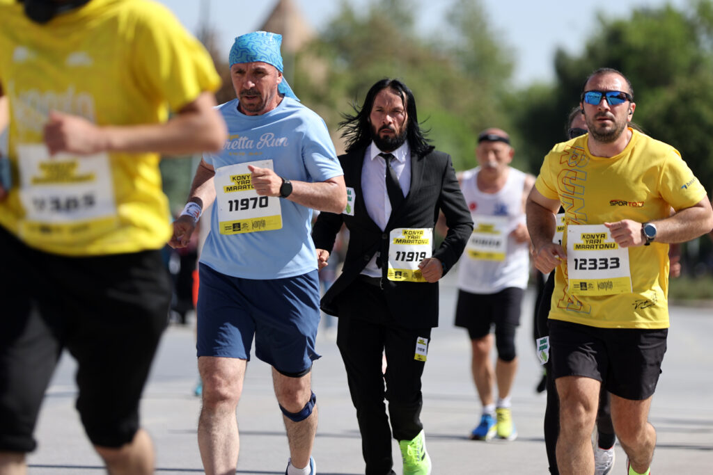 Konya Büyükşehir Belediyesince bu yıl dördüncüsü düzenlenen Uluslararası Konya Yarı Maratonu'nu 37 ülke, 65 şehirden, toplam 15 bin sporcunun katılımıyla, 21 kilometre, 10 kilometre ve halk koşusu olmak üzere üç kategoride gerçekleştirildi. Yarışta, Hollywood yıldızı Keanu Reeves'in canlandırdığı "John Wick" karakterine benzerliğiyle dikkati çeken Ömer Aslan (11919) takım elbiseyle doğaya farkındalık adına koştu. 