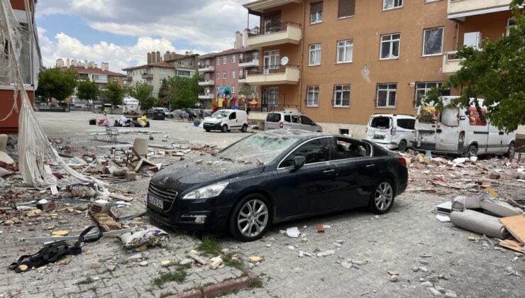 Konya’da bir kişi tarafından doğalgaz borusunun kesilmesi ile yaşanan patlamada mağdur olan aileler eşyalarını apartmandan çıkarma telaşına düştü.