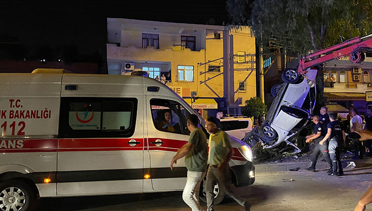 Adana’da kontrolden çıkan otomobil refüjde asılı kaldı: 5 yaralı