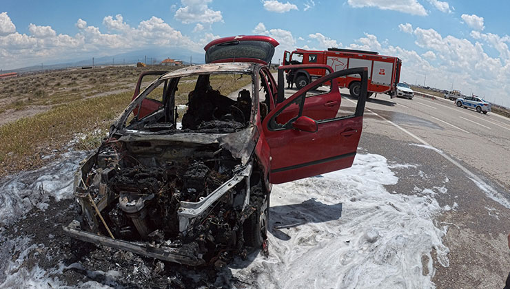 Aksaray’da yanan otomobil hurdaya döndü