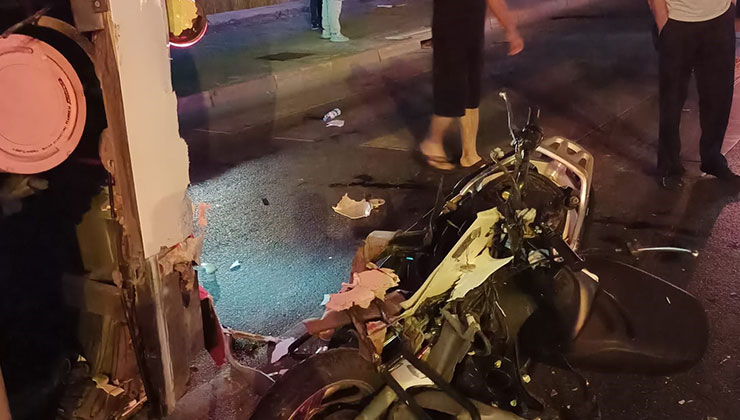 Alanya’da kırmızı ışıkta bekleyen otobüse çarpan motosikletin sürücüsü hayatını kaybetti