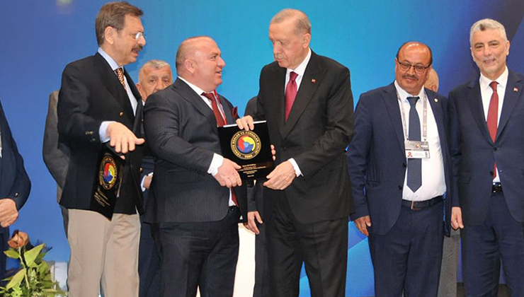Ali Kaya’ya plaketini Cumhurbaşkanı Erdoğan verdi