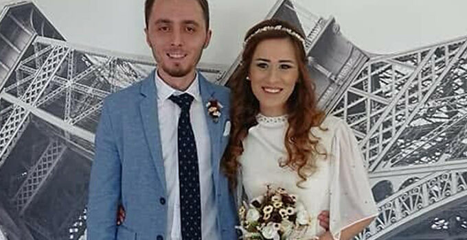 Anaokulunun düğün salonundaki etkinliğinde üzerlerine dekoratif kemer yıkılan doktor öldü, eşi ağır yaralandı