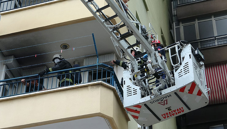 Antalya’da 15 katlı apartmanda çıkan yangında adeta can pazarı yaşandı