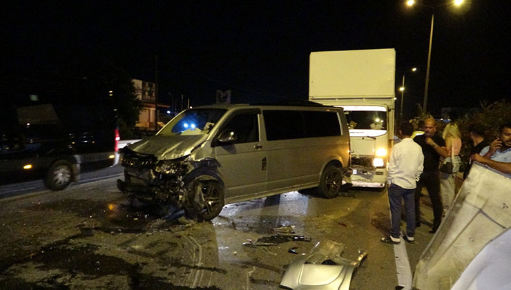 Antalya’da 3 kamyon, tur aracı ve otomobilin karıştığı zincirleme kaza: 3 yaralı